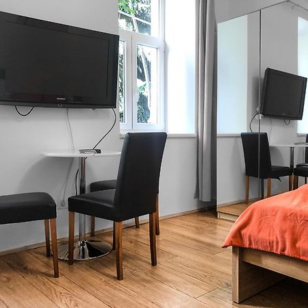 Relaxing 2-Bed Apartment For Extended Visits Wina Bagian luar foto